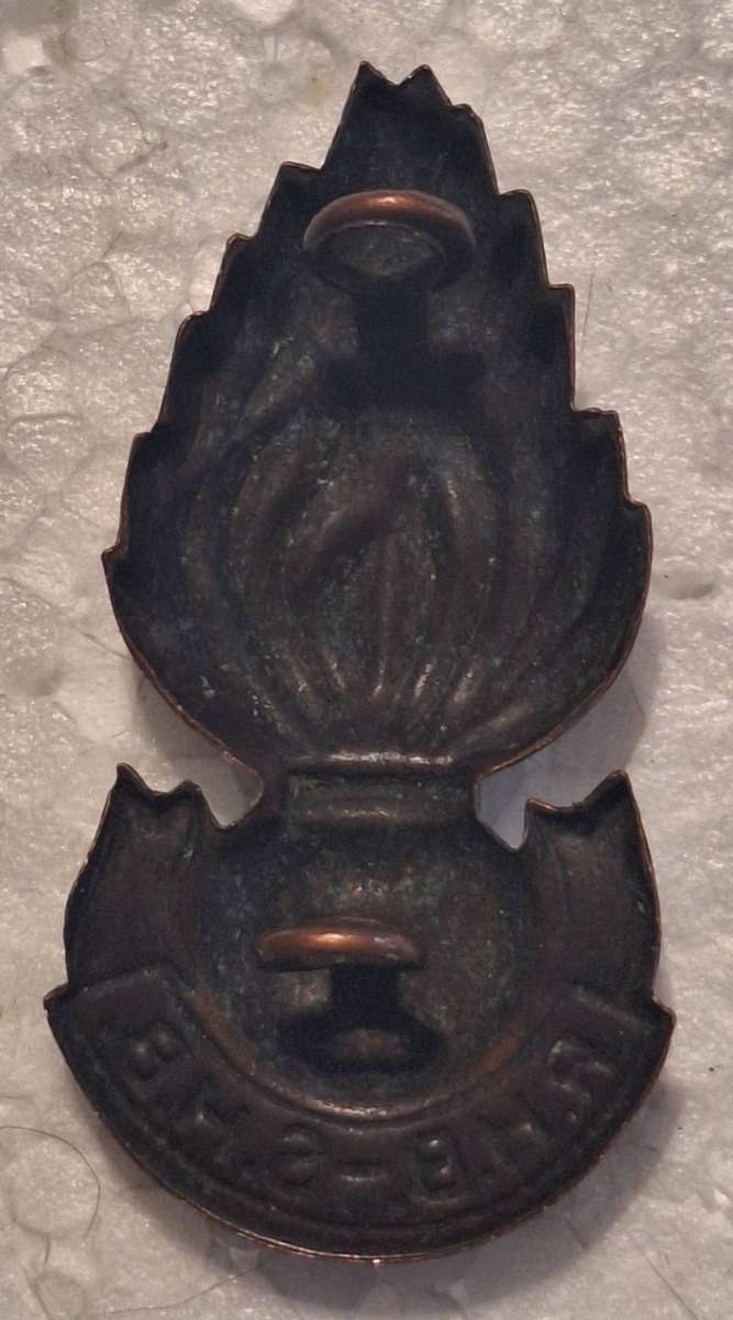 SAUDF - (SINGLE) - RAILWAYS & HARBOURS BRIGADE COLLAR BADGE - LUGS INTACT