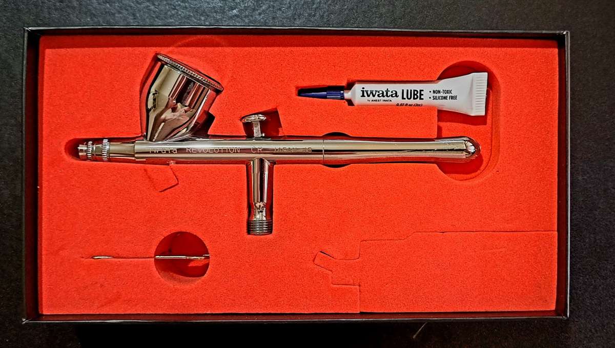 Iwata Revolution HP-CR Airbrush + Plus Mint Condition