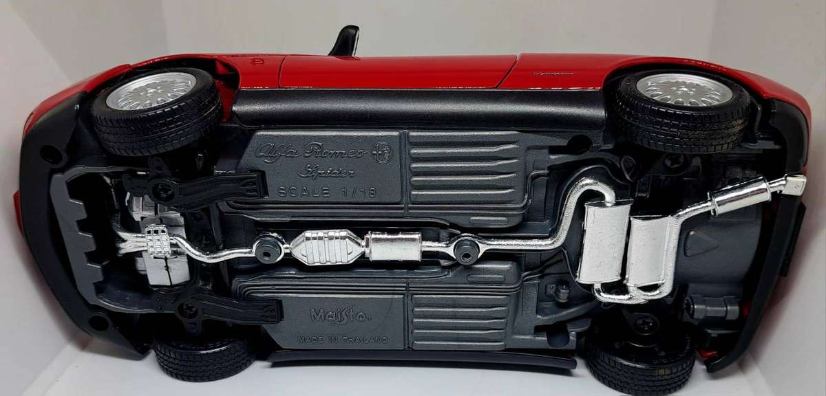 Gorgeous 1.18 Scale Alfa Romeo Spider - Die Cast Vehicle - NM Condition
