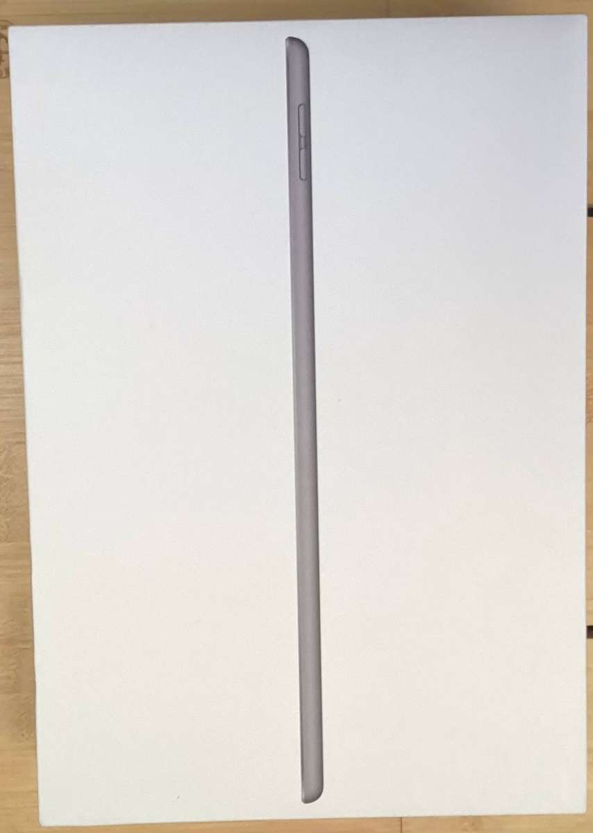 Apple iPad (8th generation) 32 GB Wi-Fi model in Space Gray + Case + Screen protector