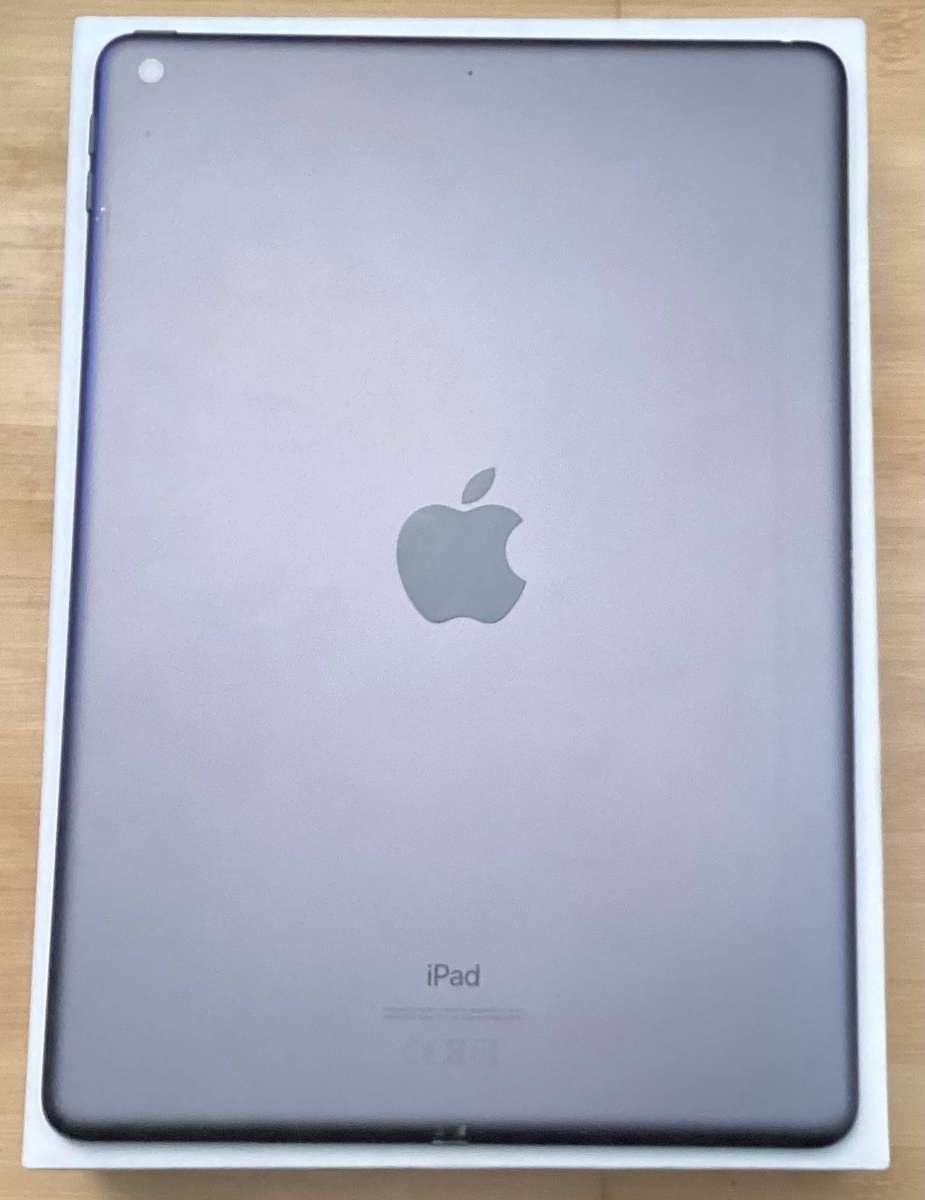 Apple iPad (8th generation) 32 GB Wi-Fi model in Space Gray + Case + Screen protector