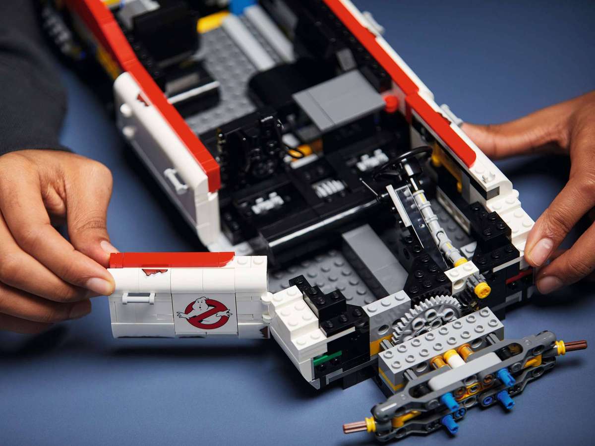 LEGO® Icons - Ghostbusters ECTO-1 (10274)