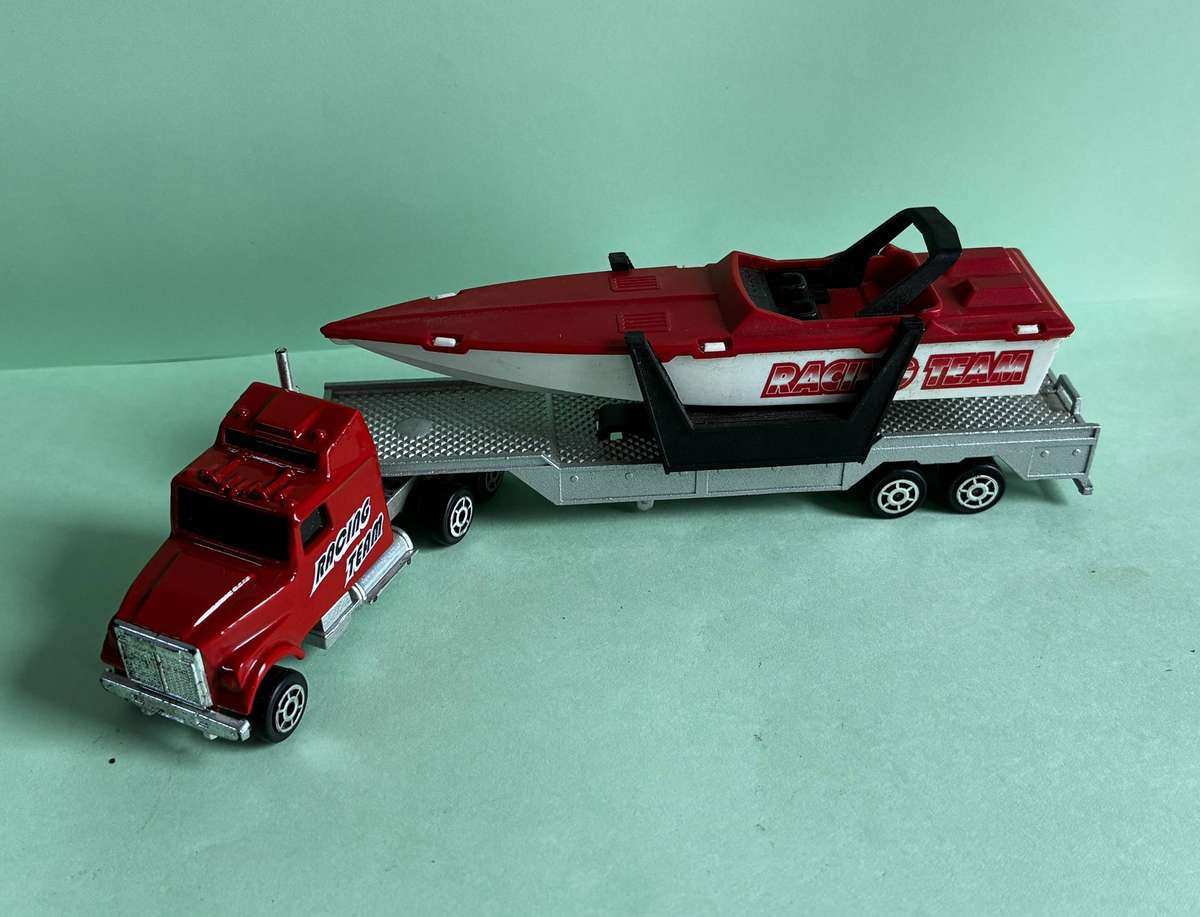 Majorette Truck & Trailer with Power Boat 1:87 (H0) Scale
