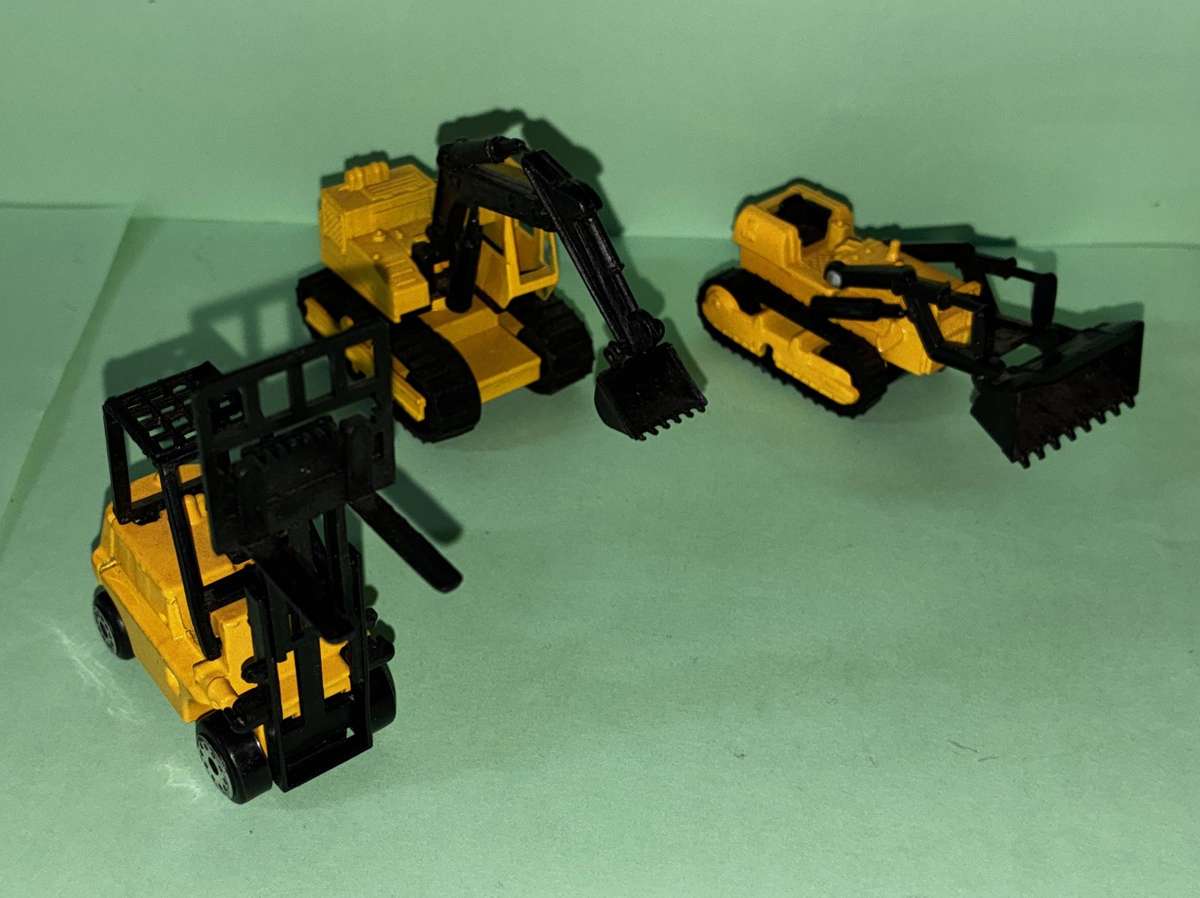 Yellow Metal Set of 3 Scale Unknown