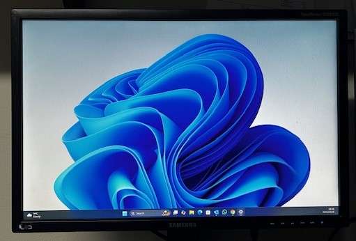 SAMSUNG 22" LED Monitor *NO STAND*