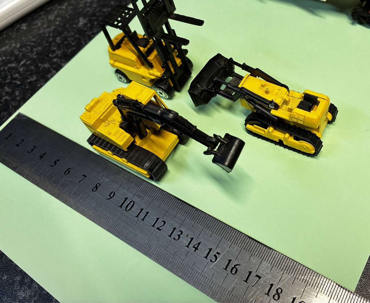 Yellow Metal Set of 3 Scale Unknown