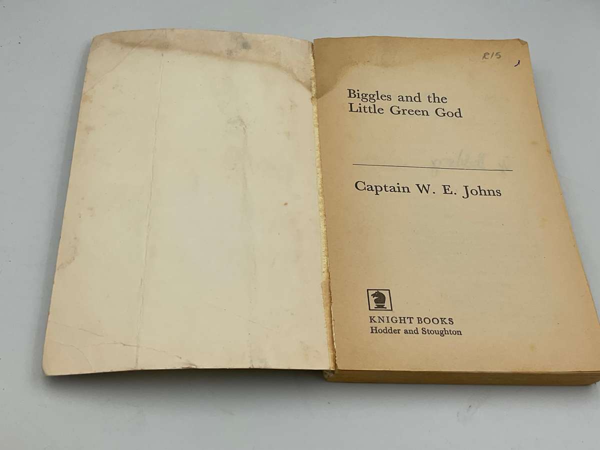 Biggles and the Little Green God - WE Johns | Knight Books 1979