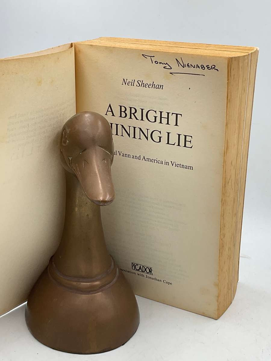 A Bright Shining Lie: John Paul Vann and America in Vietnam - Neil Sheehan