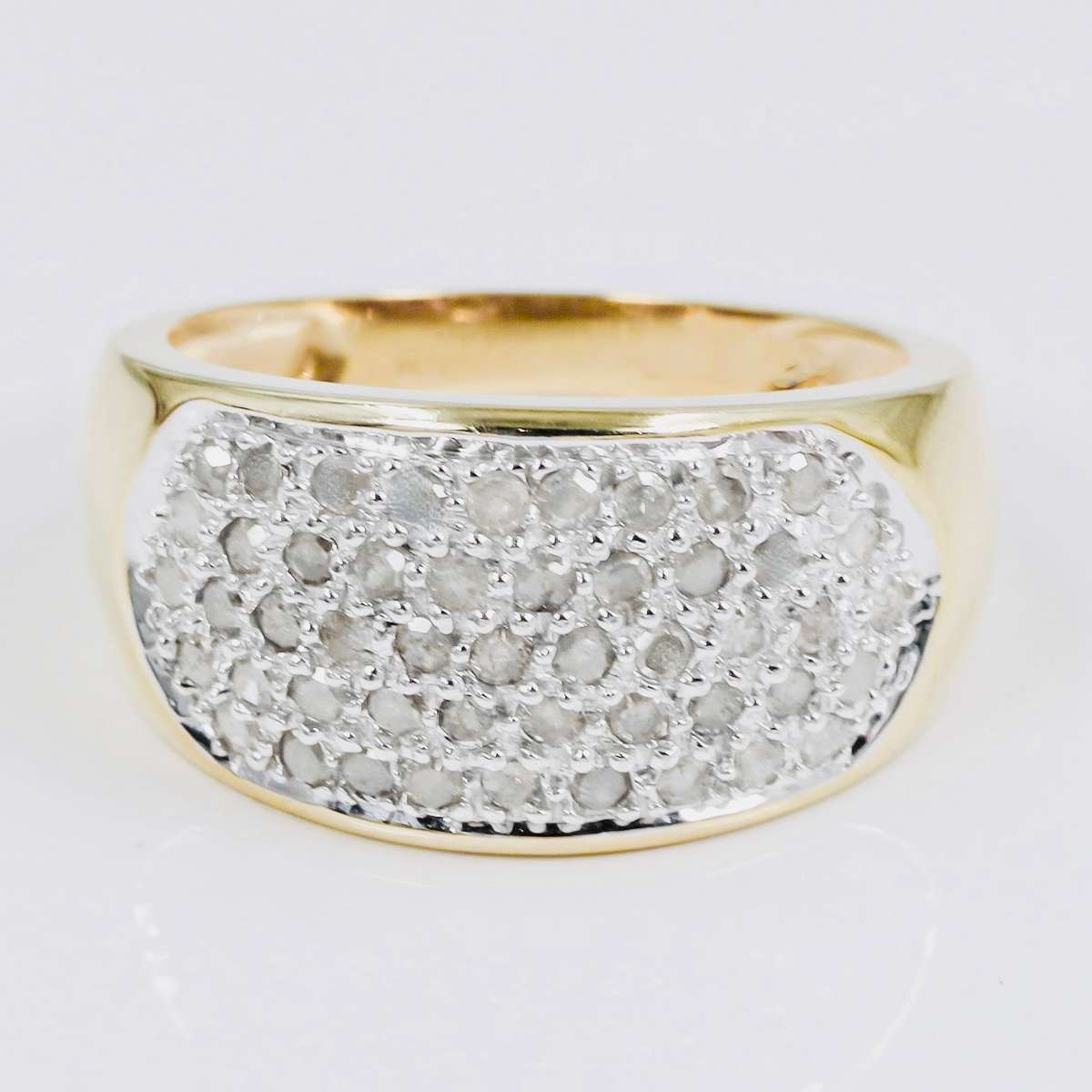 BROADBAND 0,50ct DIAMOND PAVÉ 9CT YELLOW GOLD RING SCOTTISH HALLMARKS. 5,9 grams