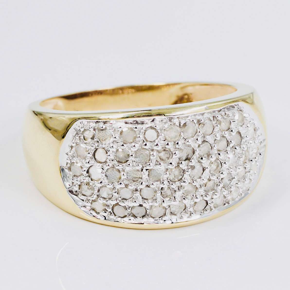 BROADBAND 0,50ct DIAMOND PAVÉ 9CT YELLOW GOLD RING SCOTTISH HALLMARKS. 5,9 grams