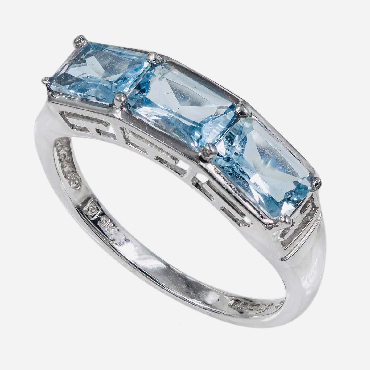 ENGLISH HALLMARKED NATURAL AQUAMARINE 9CT WHITE GOLD RING. EMERALD CUT