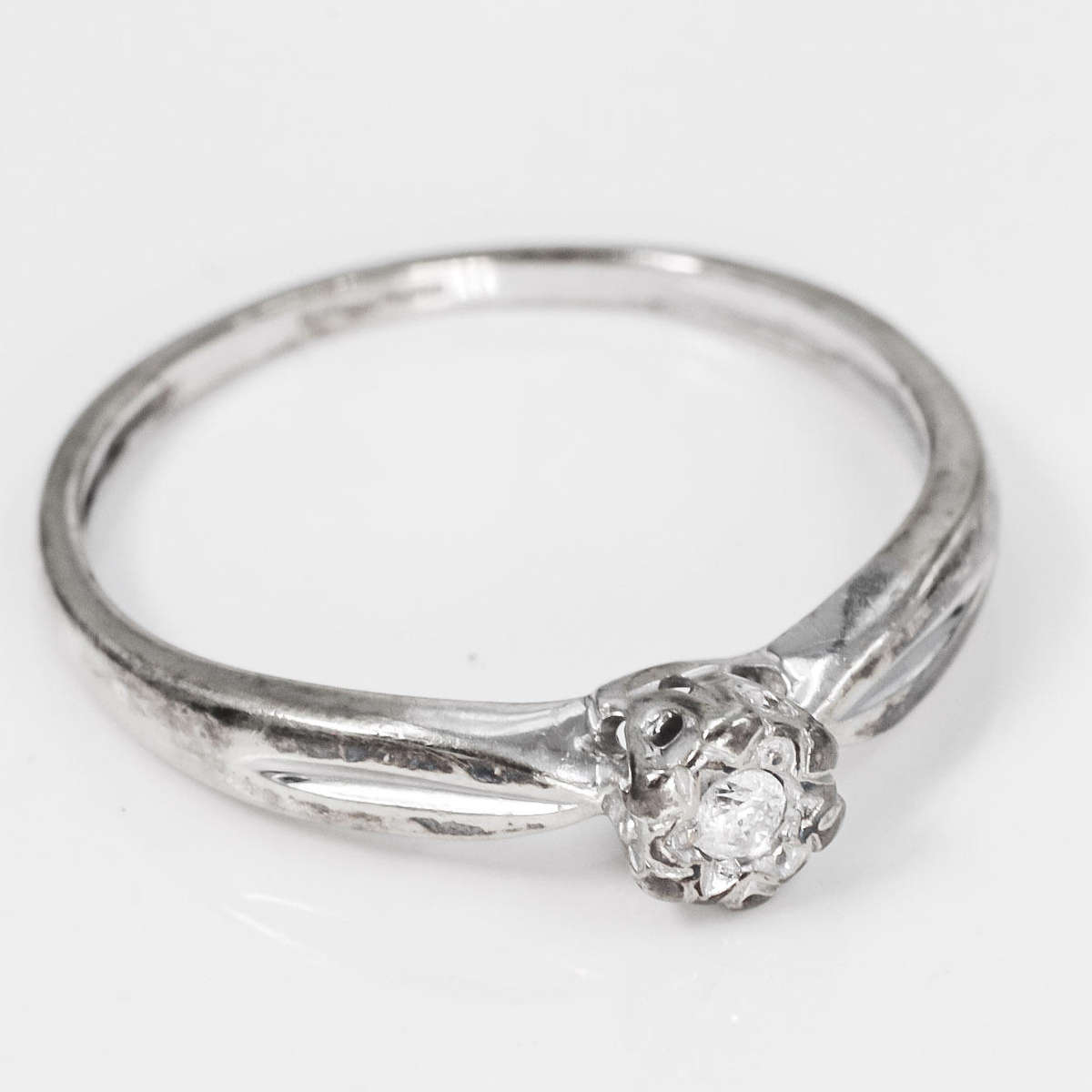 CLASSIC VINTAGE DIAMOND SOLITAIRE 9CT WHITE GOLD RING. * INDEPENDENT JEWELLER VALUATION R10`000 *