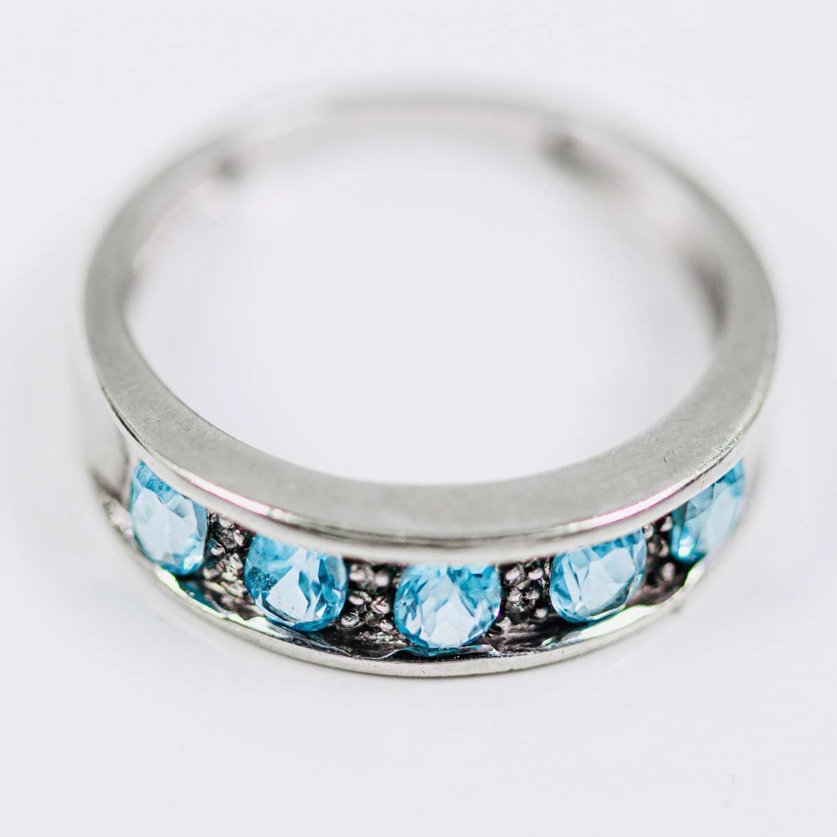 DIAMOND & SKY BLUE TOPAZ 9CT WHITE GOLD RING. 375. GLORIOUS COLOUR!