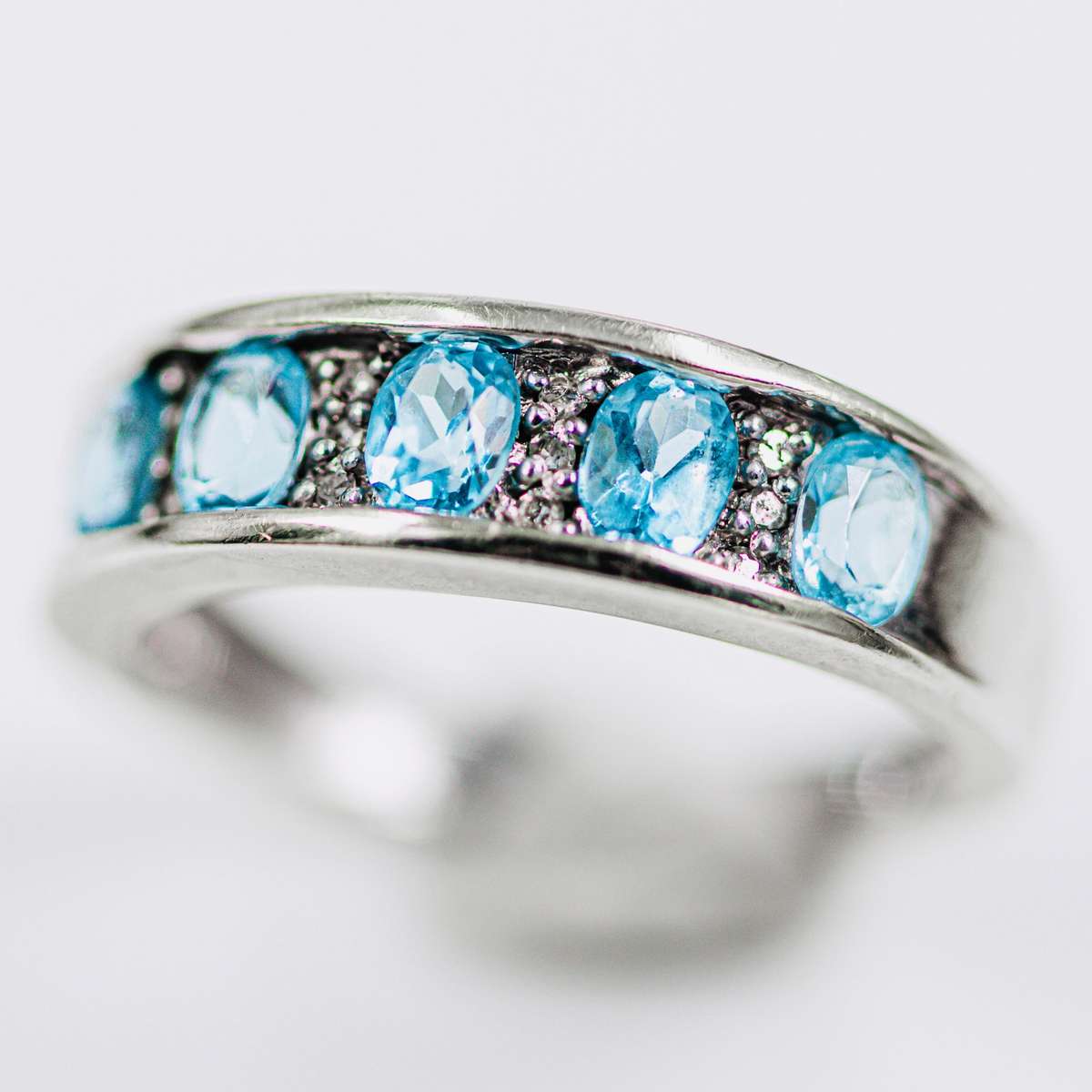 DIAMOND & SKY BLUE TOPAZ 9CT WHITE GOLD RING. 375. GLORIOUS COLOUR!