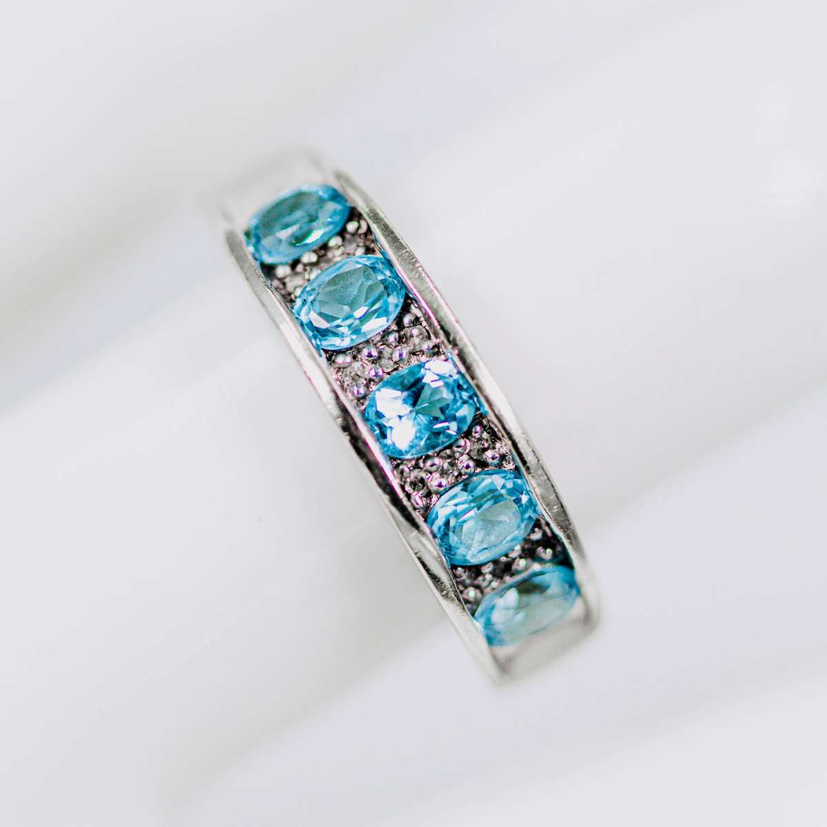 DIAMOND & SKY BLUE TOPAZ 9CT WHITE GOLD RING. 375. GLORIOUS COLOUR!