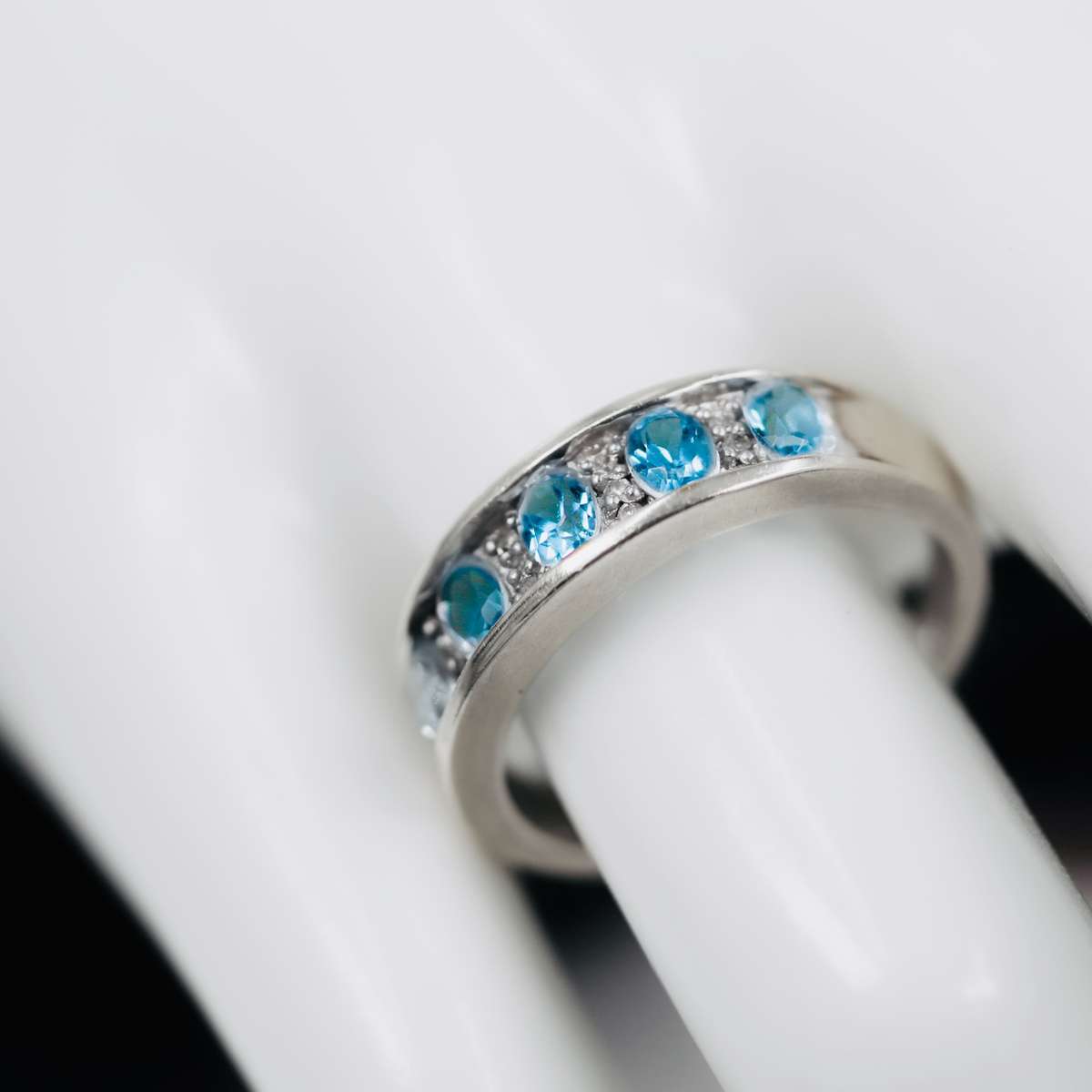 DIAMOND & SKY BLUE TOPAZ 9CT WHITE GOLD RING. 375. GLORIOUS COLOUR!