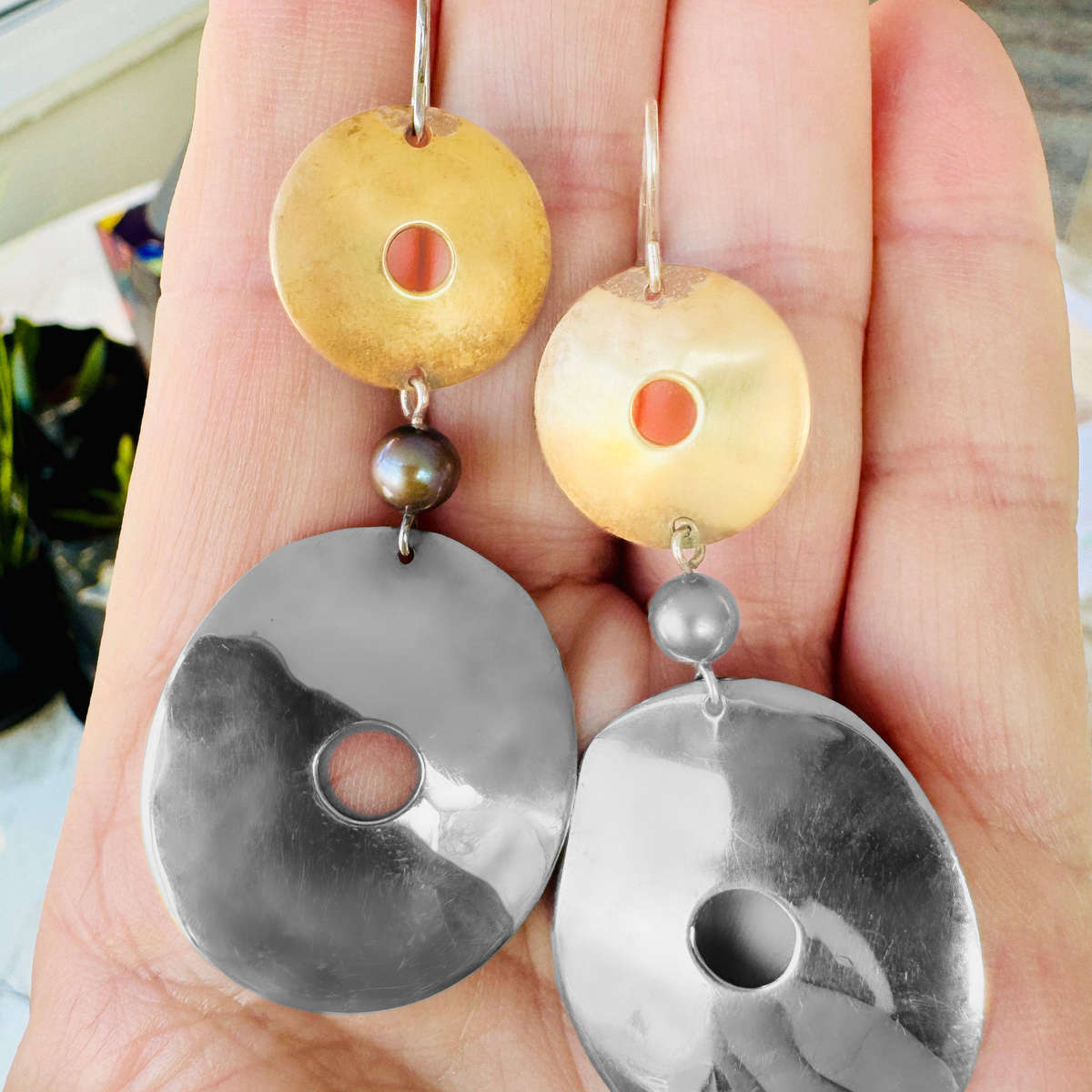 VINTAGE COLLECTABLE "RLM STUDIO" STERLING SILVER, BRASS BLACK PEARL DROP EARRINGS - Hallmarked!
