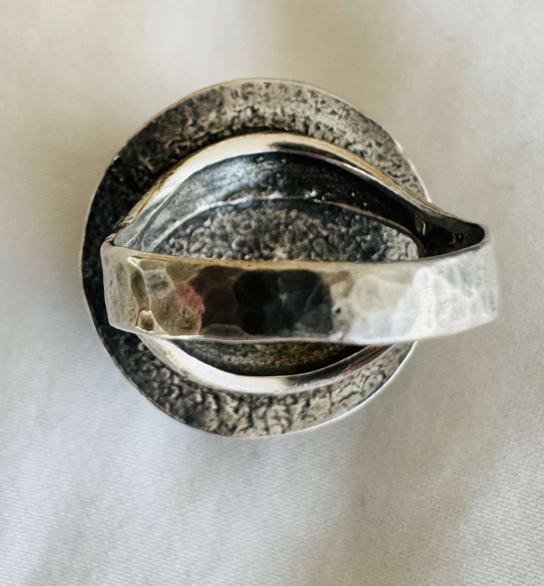 UNUSUAL HANDCRAFTED SOLID STERLING SILVER EARTH-MINED BLACK ONYX  RING. JEWELLER HALLMARKED