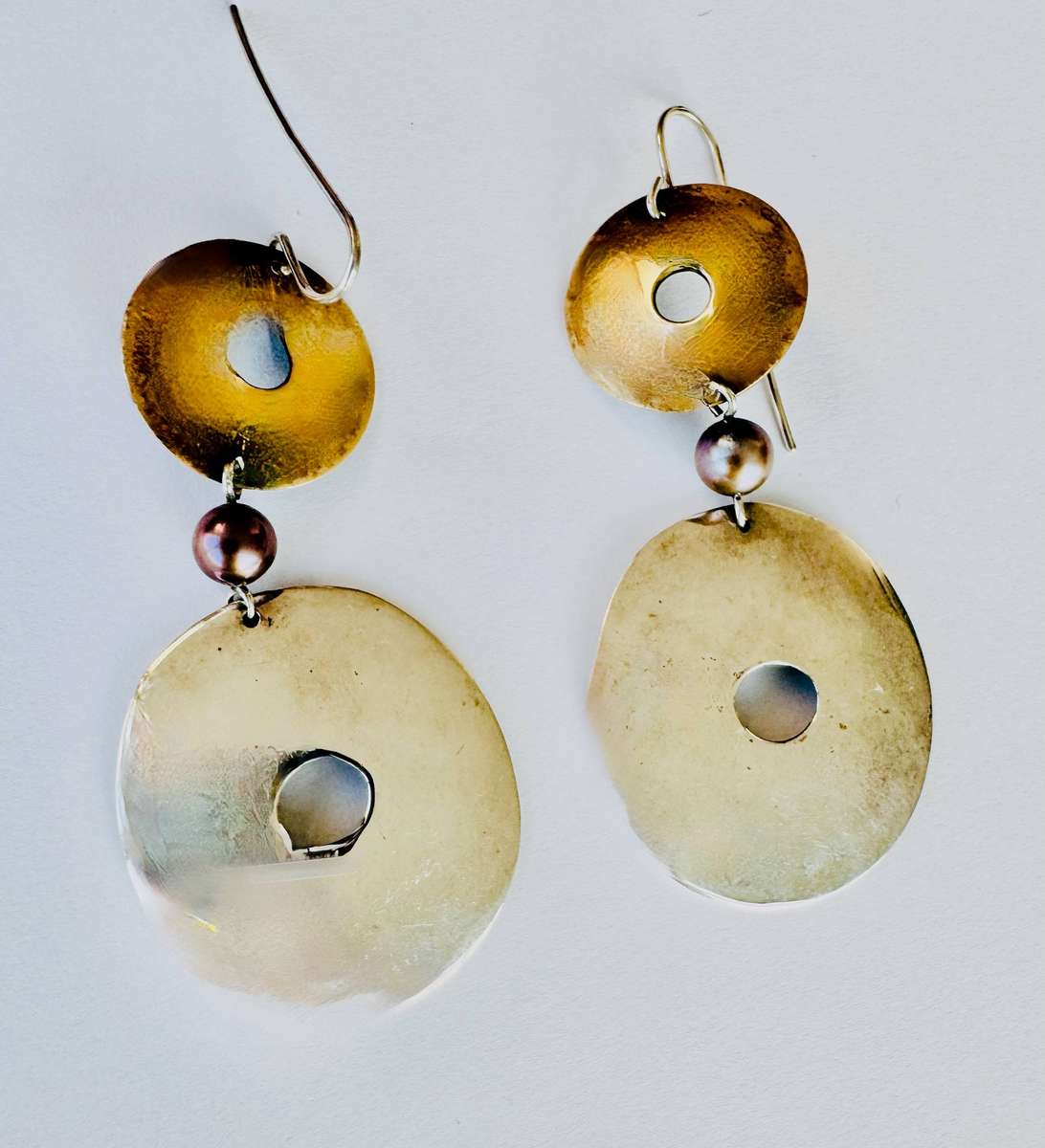 VINTAGE COLLECTABLE "RLM STUDIO" STERLING SILVER, BRASS BLACK PEARL DROP EARRINGS - Hallmarked!