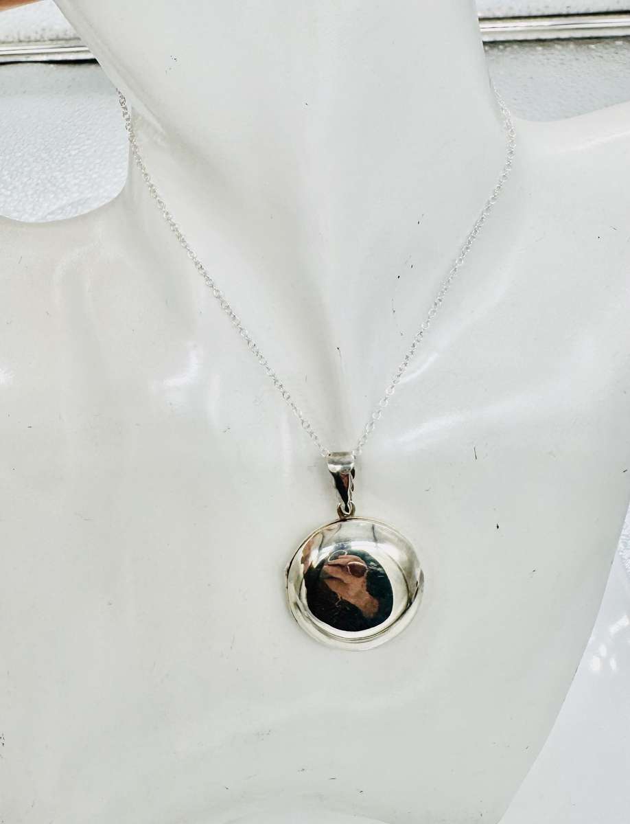 SOLID STERLING SILVER DOUBLE PICTURE LARGE LOCKET NECKLACE. POLISHED HIGH SHINE SURFACE