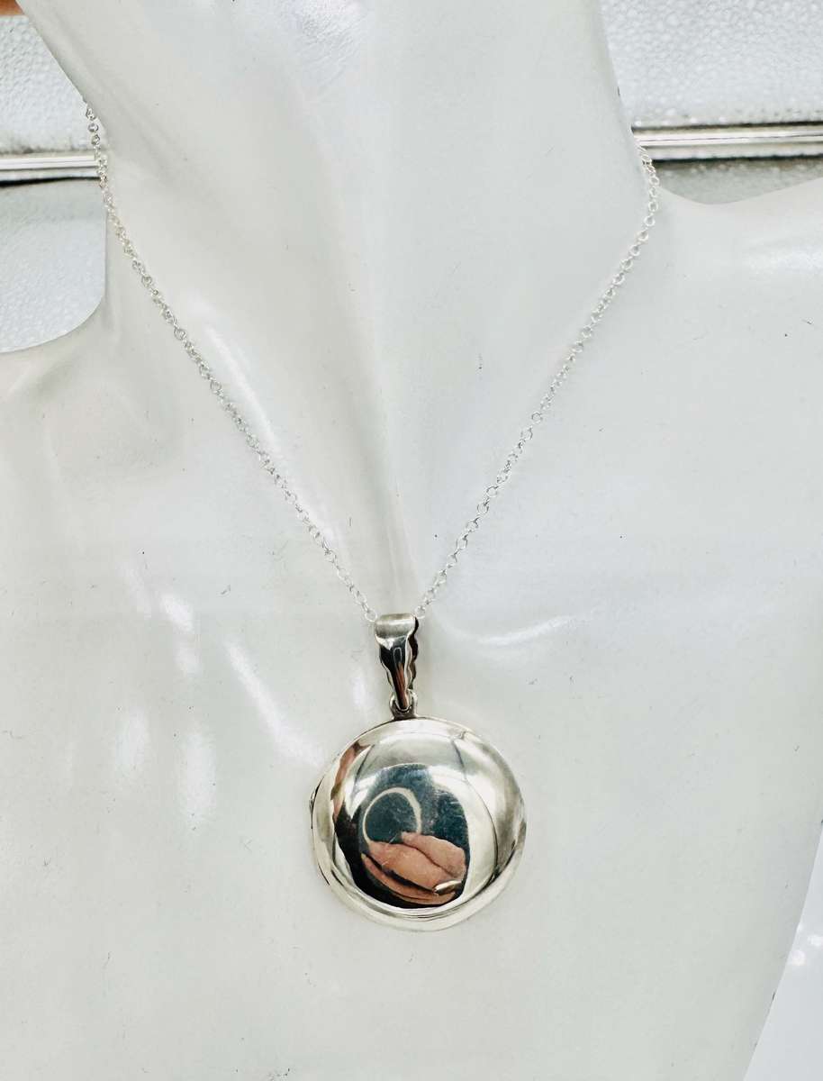 SOLID STERLING SILVER DOUBLE PICTURE LARGE LOCKET NECKLACE. POLISHED HIGH SHINE SURFACE