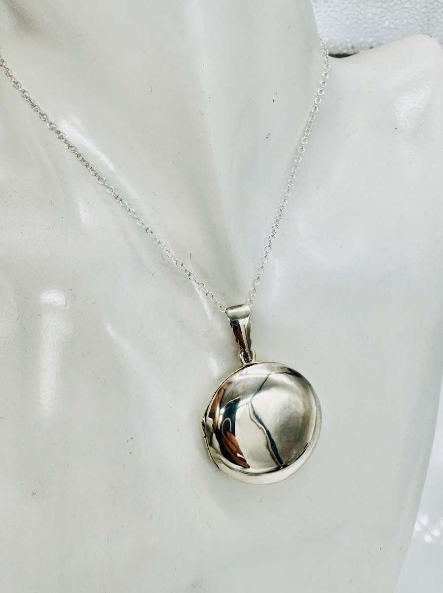 SOLID STERLING SILVER DOUBLE PICTURE LARGE LOCKET NECKLACE. POLISHED HIGH SHINE SURFACE