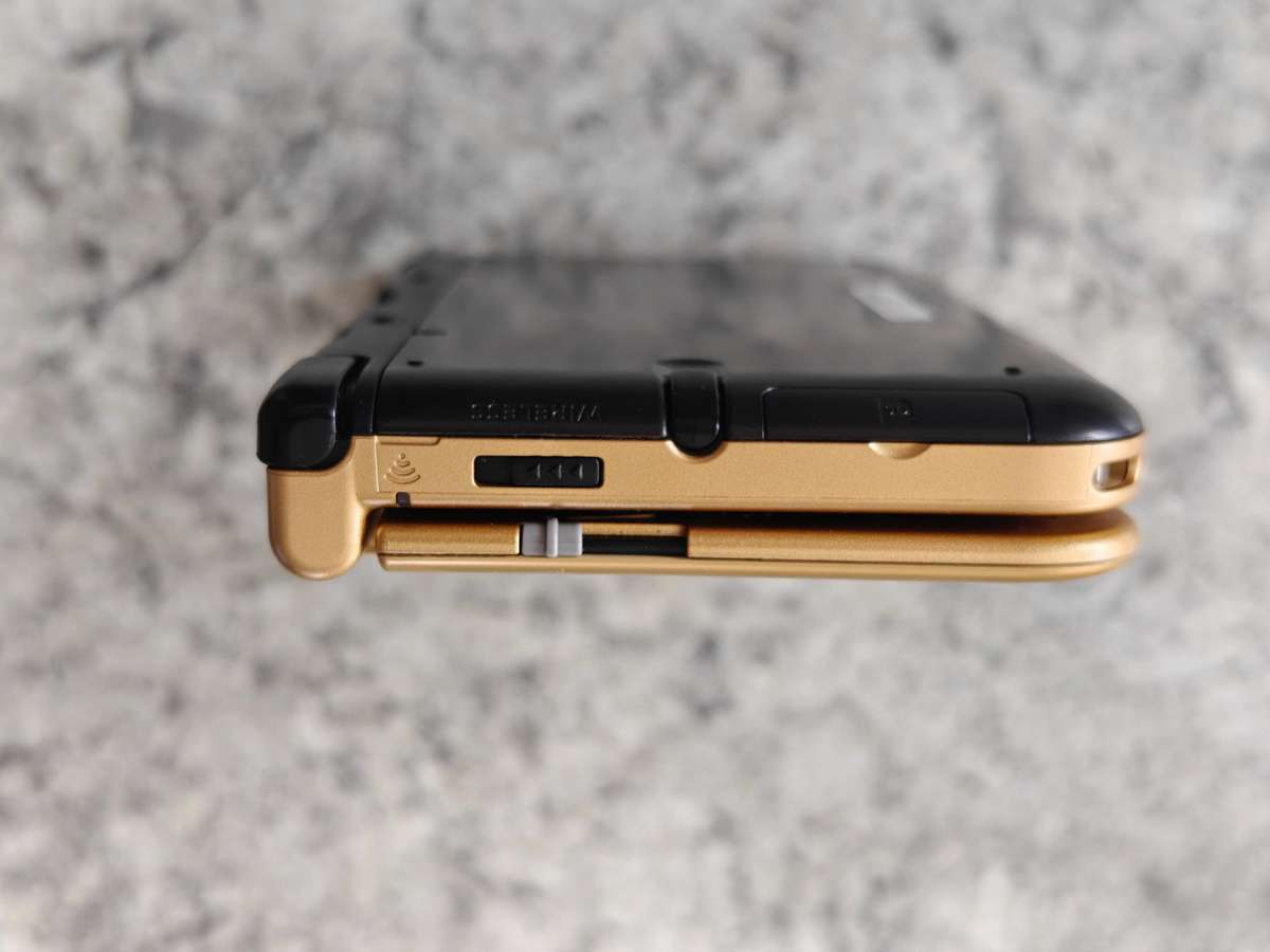 Nintendo 3DS XL The Legend Of Zelda A Link Between Worlds Limited Edition Excellent Condition!