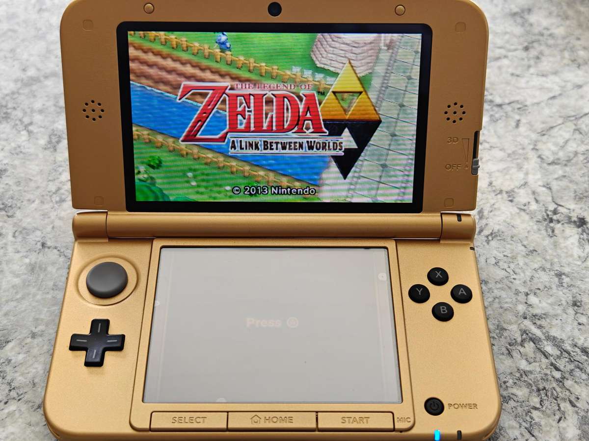 Nintendo 3DS XL The Legend Of Zelda A Link Between Worlds Limited Edition Excellent Condition!