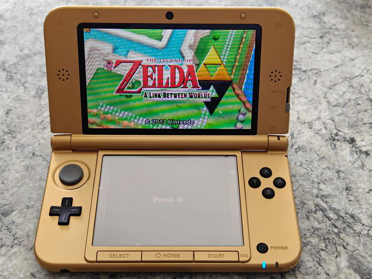 Nintendo 3DS XL The Legend Of Zelda A Link Between Worlds Limited Edition Excellent Condition!