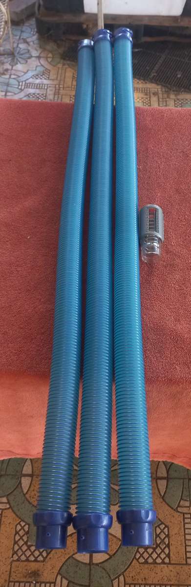 New - 3x 1.2m lengths Zodiac blue twist lock pipes & flow meter valve (suction tester) -Lot