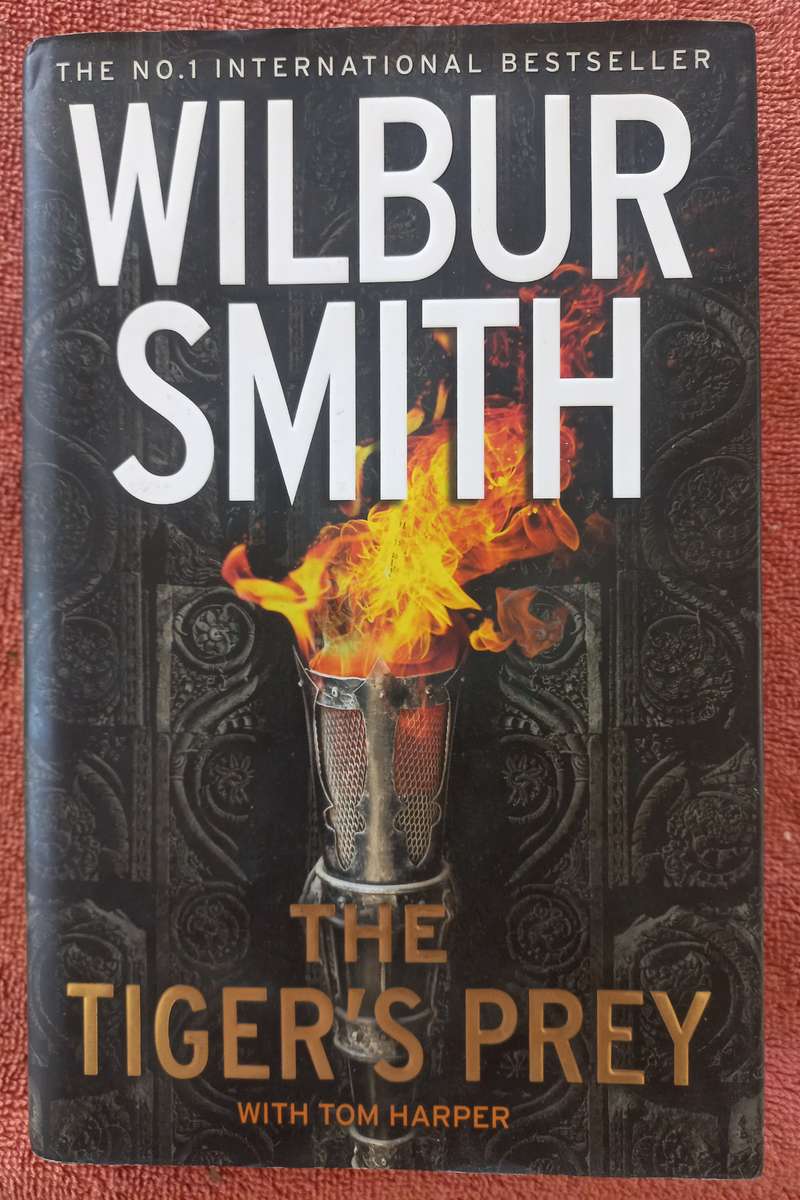 3x book lot - Wilbur Smith - The tigers prey, The how-to of building & Family medical Adviser