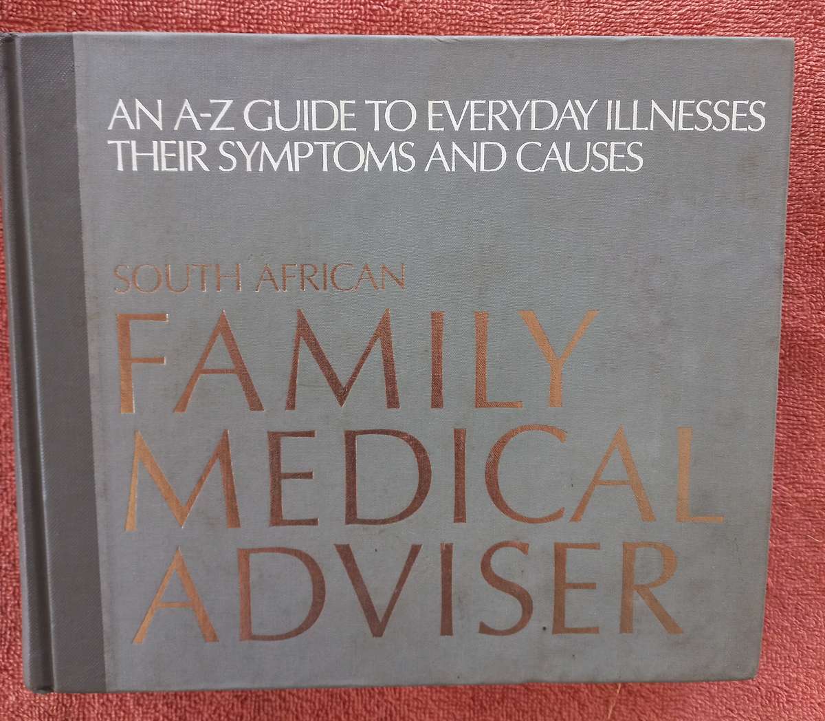 3x book lot - Wilbur Smith - The tigers prey, The how-to of building & Family medical Adviser