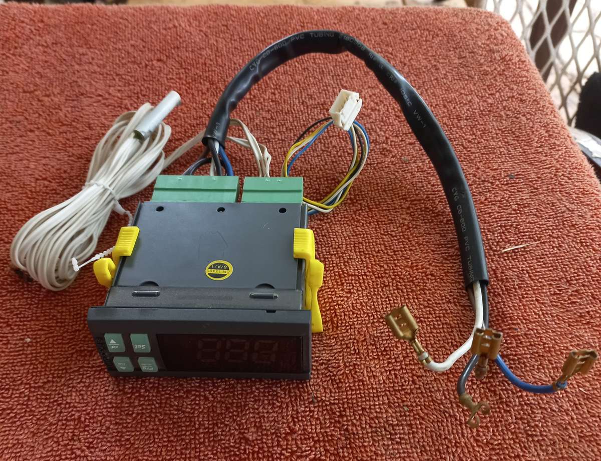 Carel refrigeration controller, thermostat, compressor, Fan & Defrost relay C227472 IR33