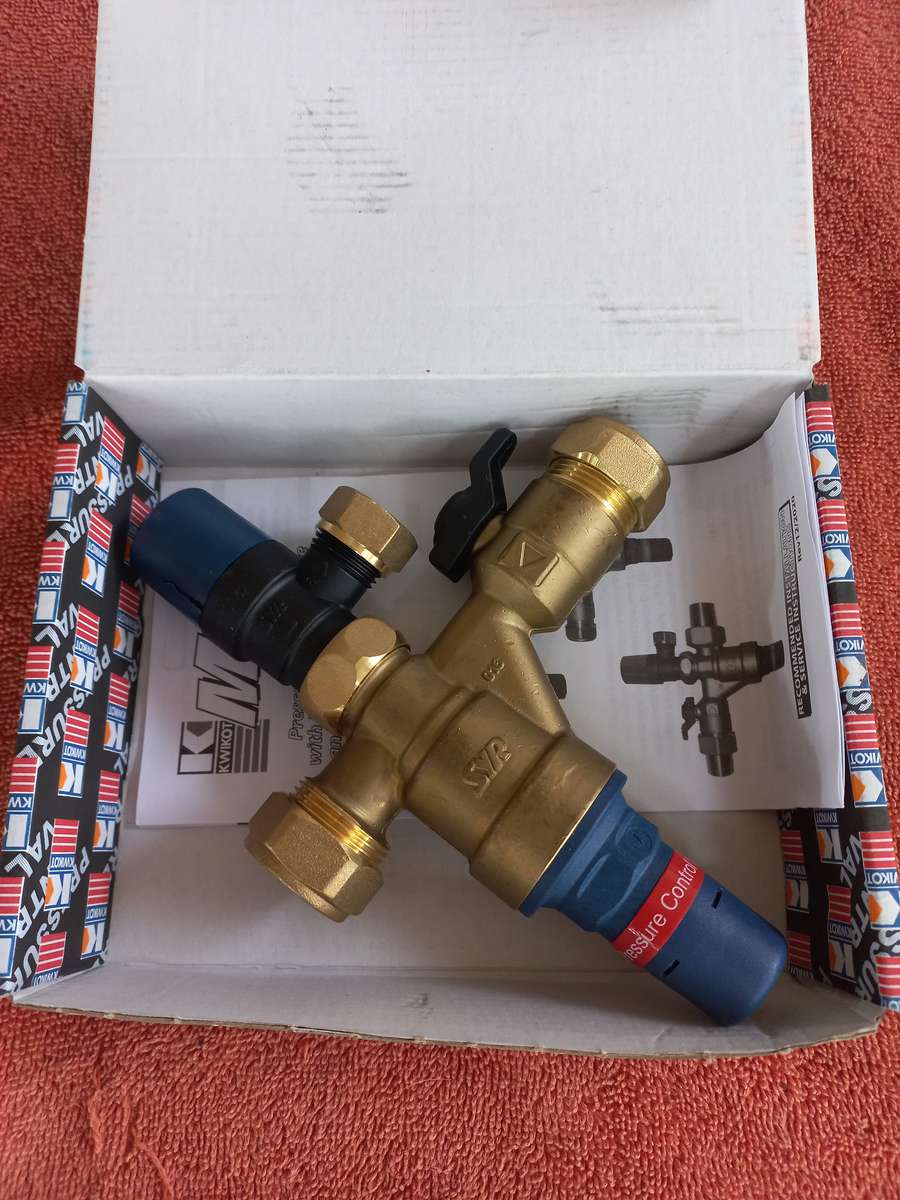 Kwikot 400kpa water pressure control valve with shut-off valve 22mm compression fittings in/out