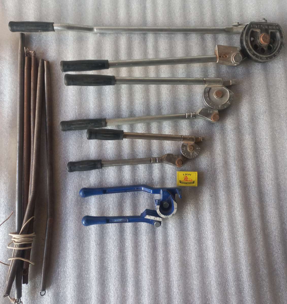 Lot of 4x tube/pipe benders for soft drawn copper & aluminum pipes with bending springs