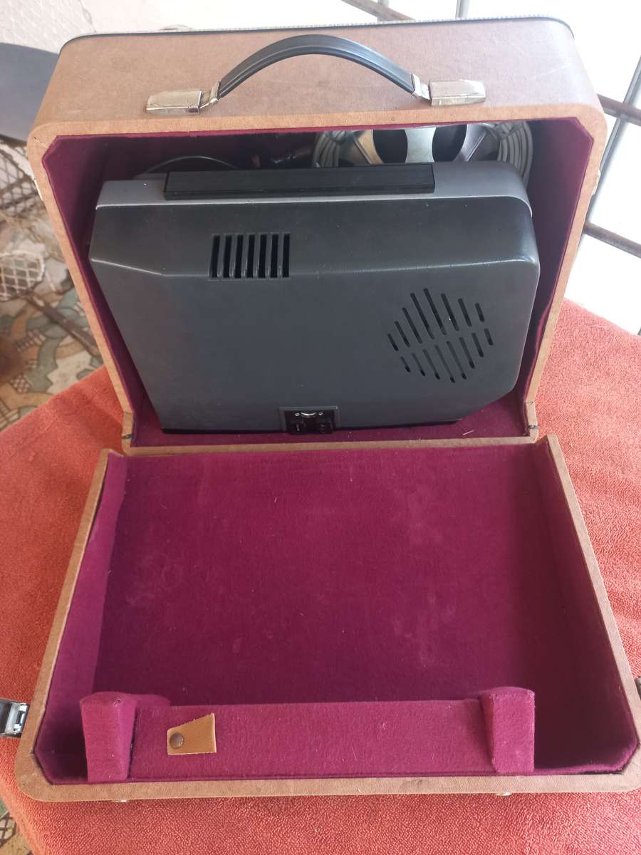 Vintage 8mm film projector Silma 240S - see photos & description