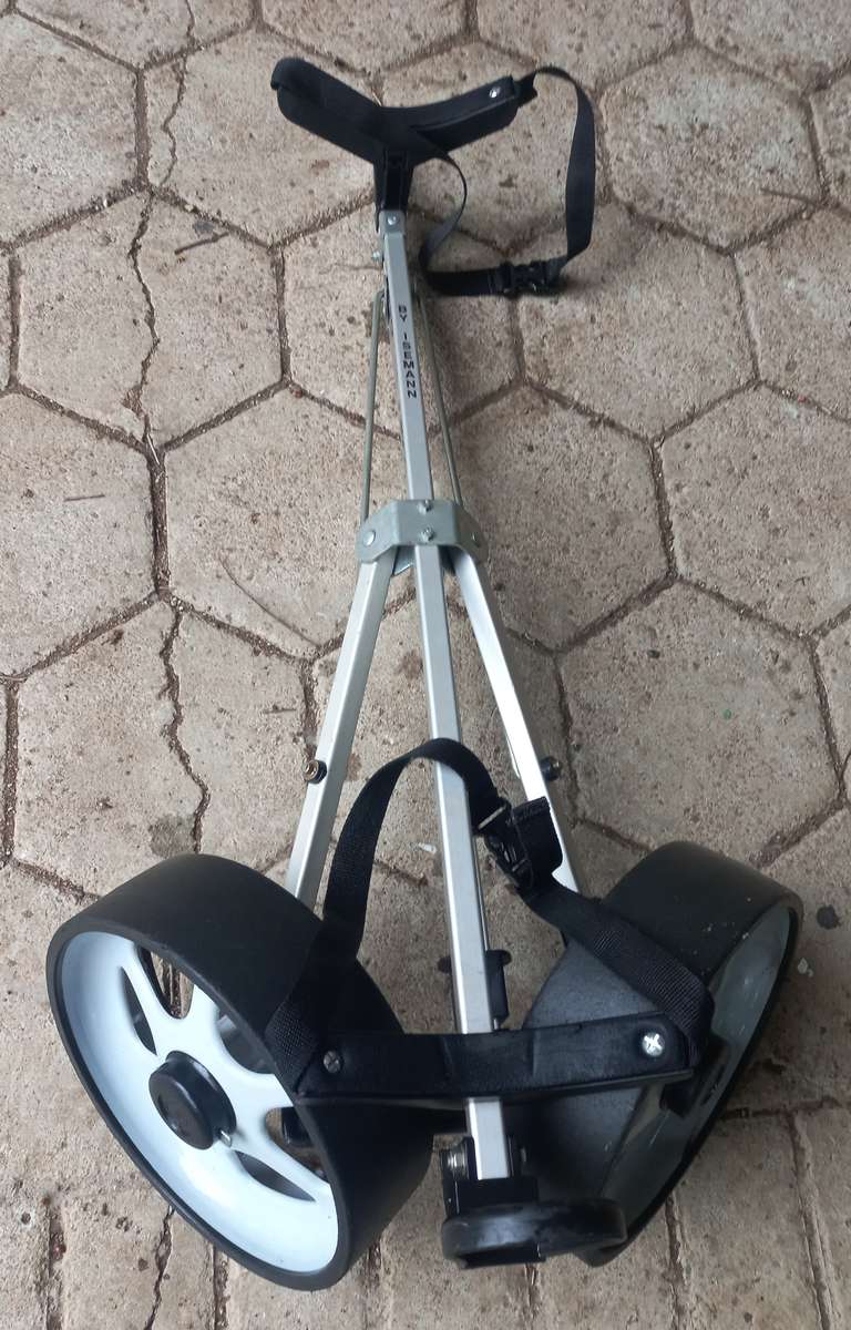 Foldable golf bag pull cart/trolley