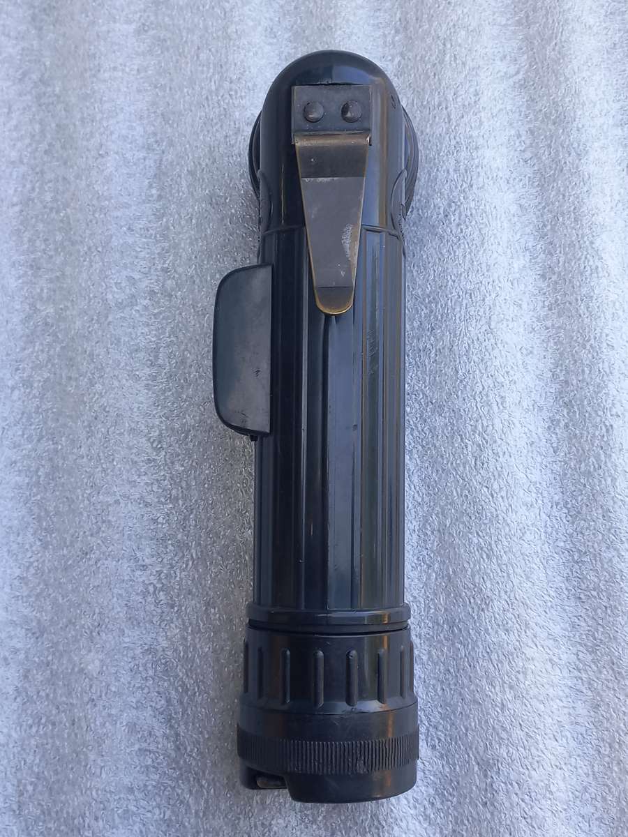 Fulton MX-991/U U.S. military right-angle flashlight