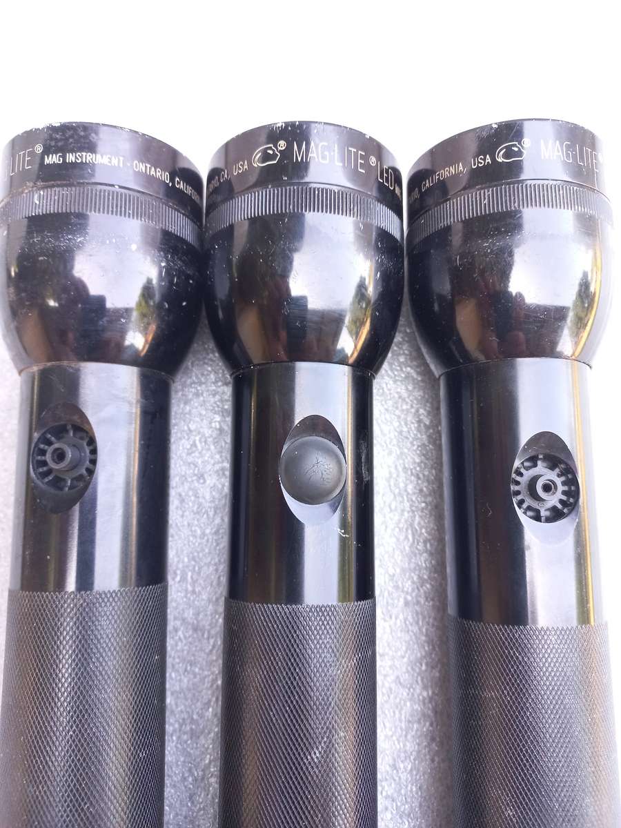 Lot of 3 MAGlight flashlights - read description