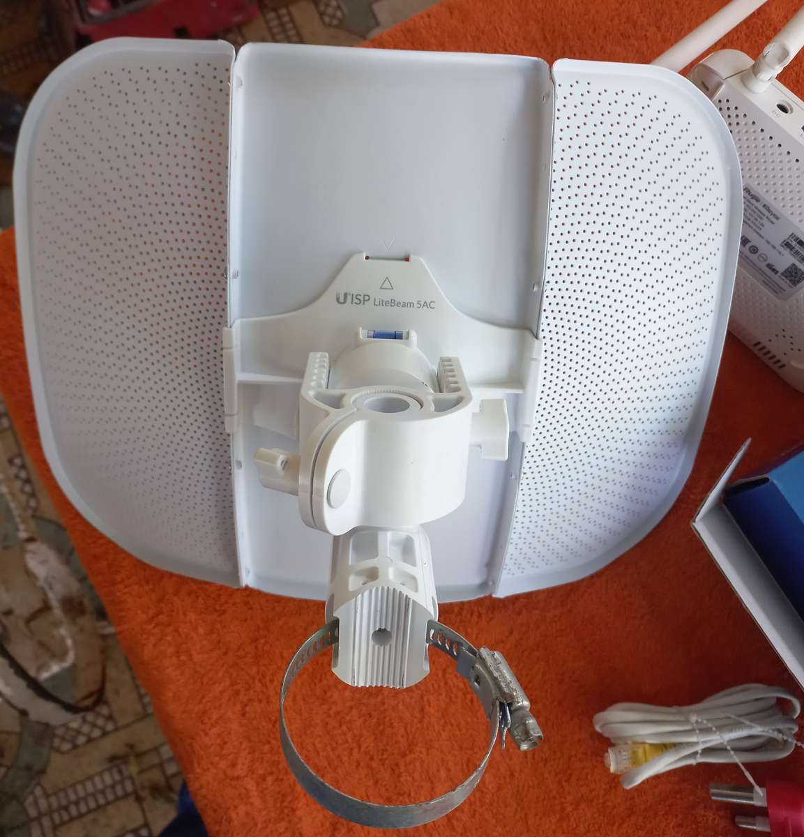 Ubiquiti 5GHz AirMAX LiteBeam AC CPE & Duel band wifi access point