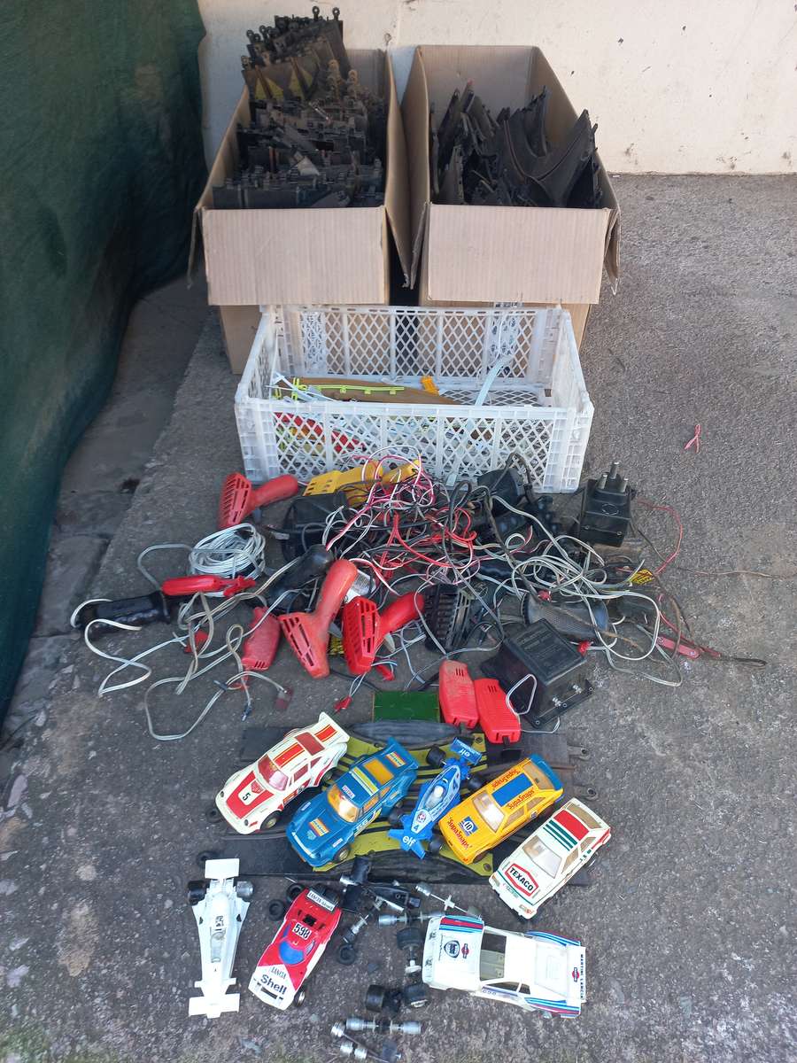 FOR SPARES, REPAIRS OR DISPLAY - Joblot Scalextric spares and tracks - see description & photos