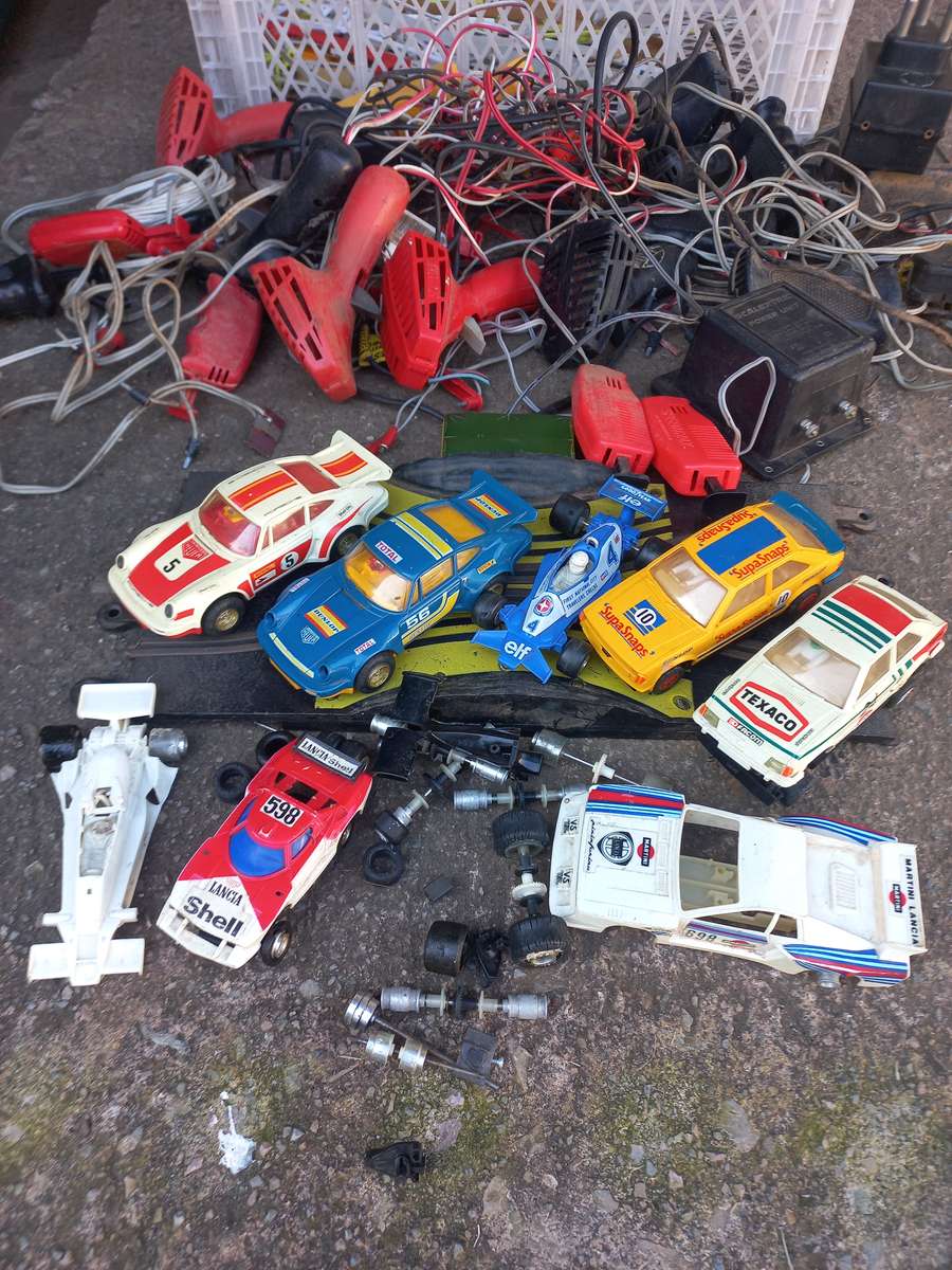 FOR SPARES, REPAIRS OR DISPLAY - Joblot Scalextric spares and tracks - see description & photos