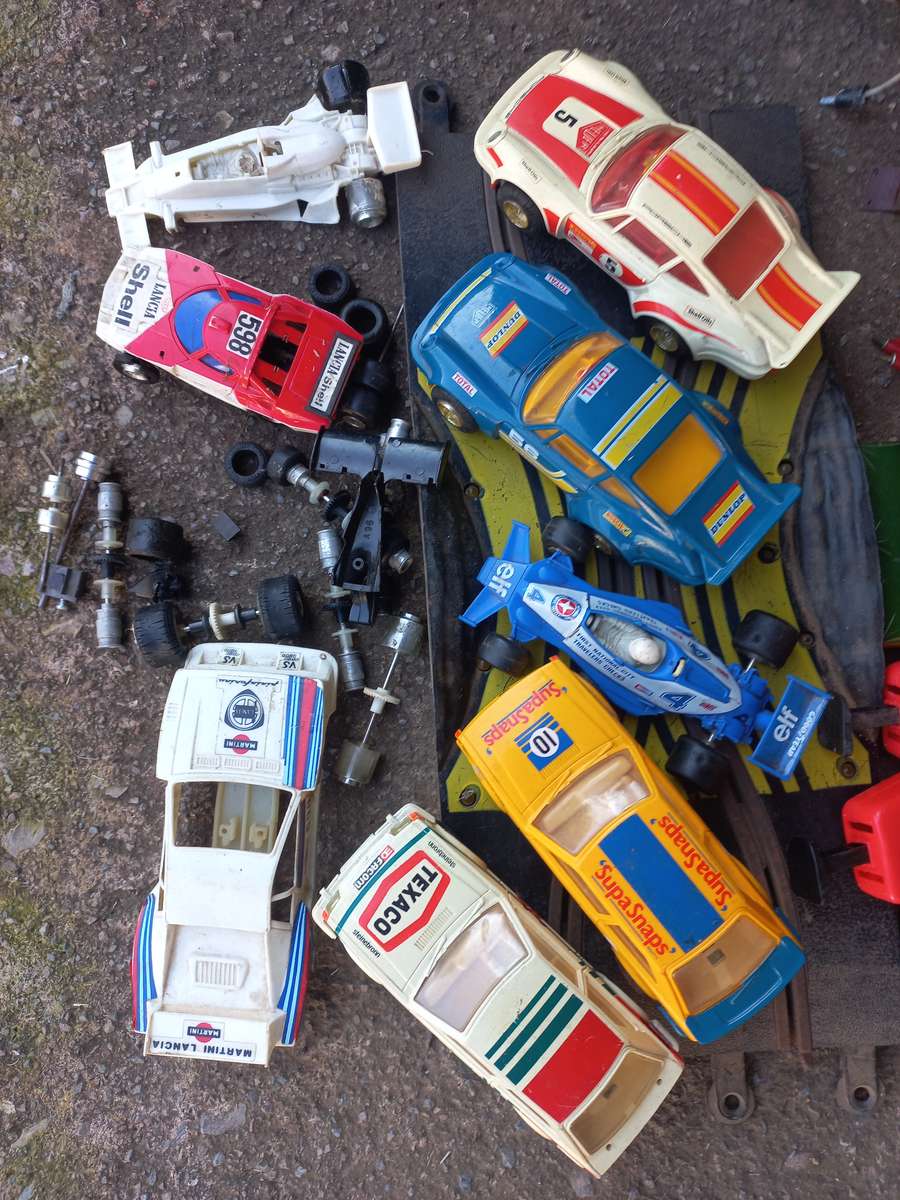 FOR SPARES, REPAIRS OR DISPLAY - Joblot Scalextric spares and tracks - see description & photos