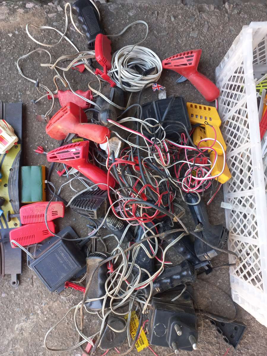 FOR SPARES, REPAIRS OR DISPLAY - Joblot Scalextric spares and tracks - see description & photos