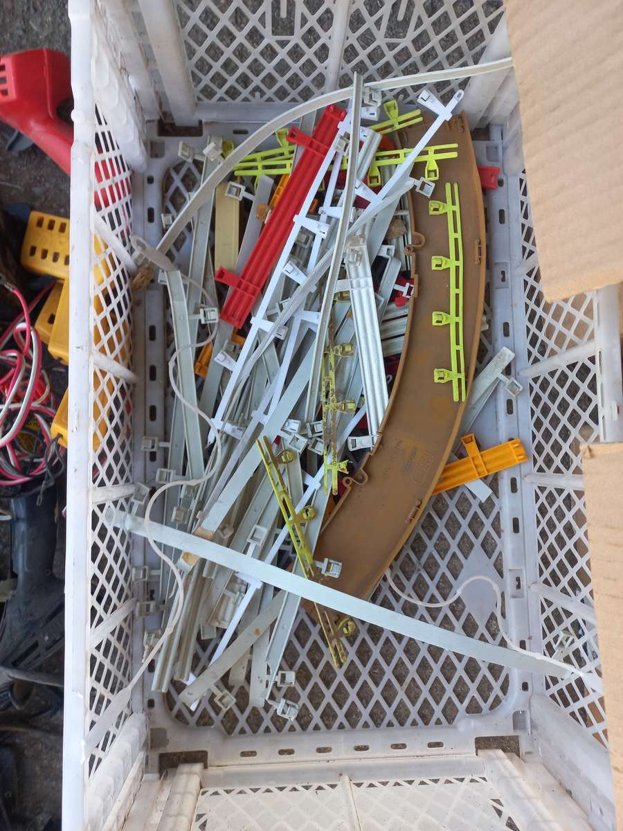 FOR SPARES, REPAIRS OR DISPLAY - Joblot Scalextric spares and tracks - see description & photos