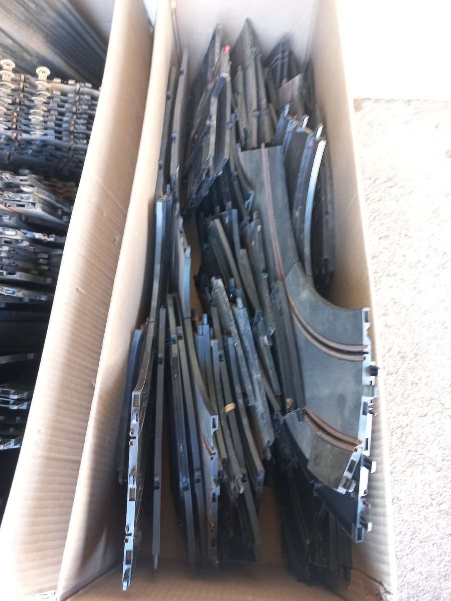 FOR SPARES, REPAIRS OR DISPLAY - Joblot Scalextric spares and tracks - see description & photos