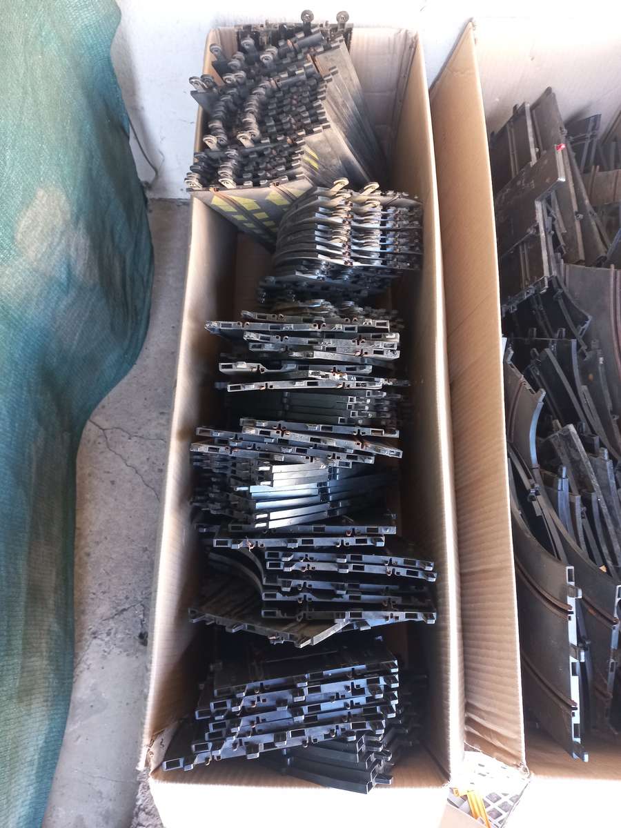FOR SPARES, REPAIRS OR DISPLAY - Joblot Scalextric spares and tracks - see description & photos