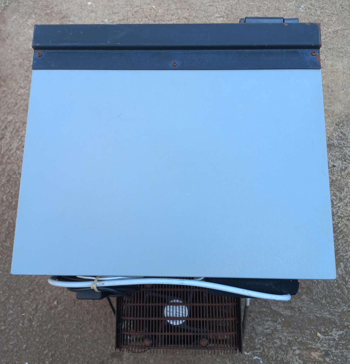 24vdc fridge with small freezer compartment - see photos & description