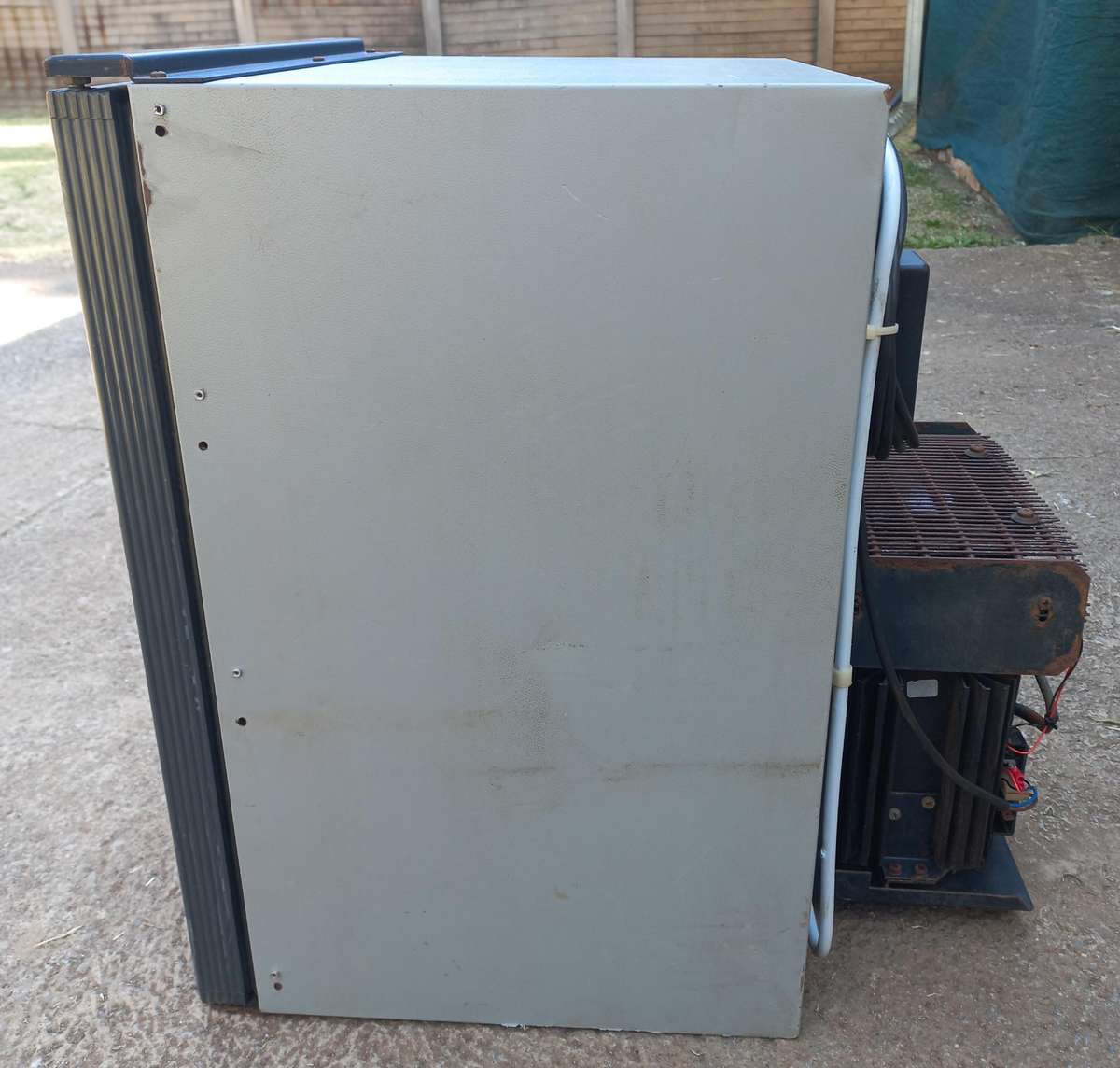 24vdc fridge with small freezer compartment - see photos & description