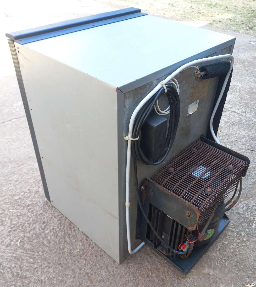 24vdc fridge with small freezer compartment - see photos & description